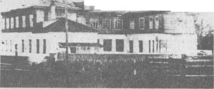 Здание «Белой школы», построенное в предвоенные годы. Ныне — неполная средняя школа на ул. Советской (Фото 40- годов XX в.).